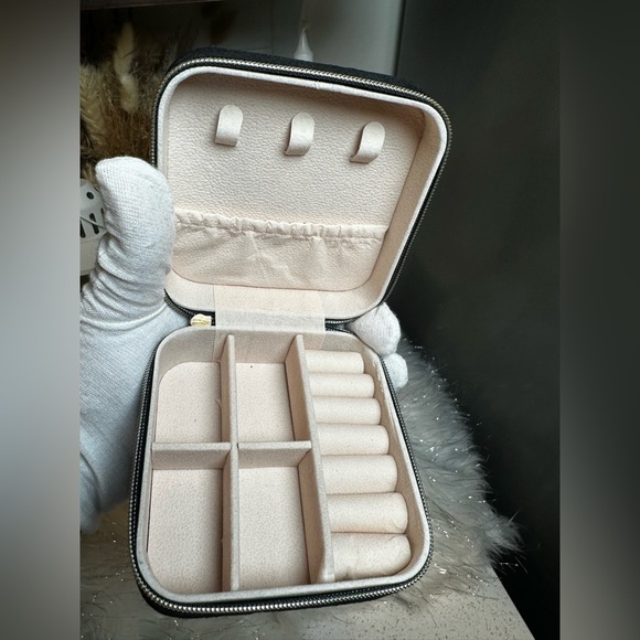 NIP-  Hello Kitty Rhinestone Velvet Travel Jewelry Box - Picture 3 of 3